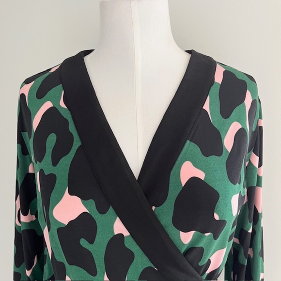 BCBG MAX AZRIA Abstract Faux Wrap Dress Size large NWT - Picture 5 of 9